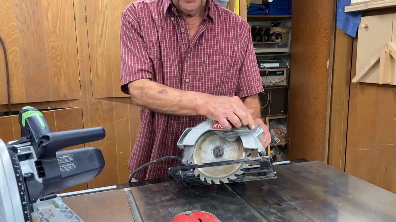 Why Does a Circular Saw Blade Point in the Opposite Direction of a