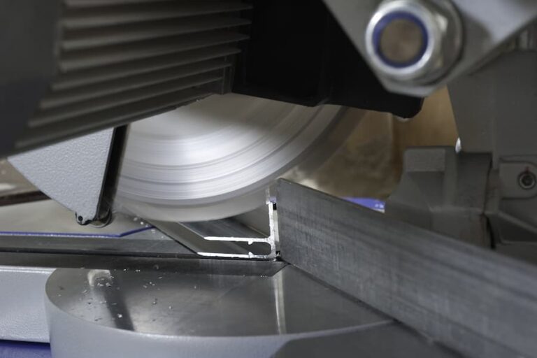 How to Cut Aluminum Siding - post thumbnail