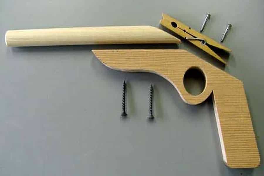 Toy rubberband gun