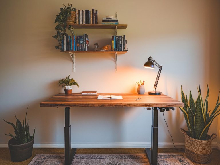 20 Bespoke Wooden Desks to Elevate Your Home Office - post thumbnail